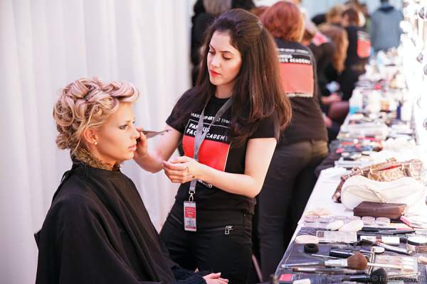 Caroline Noeding bei den Vorbereitungen - Miss Germany 2013 - Backstage