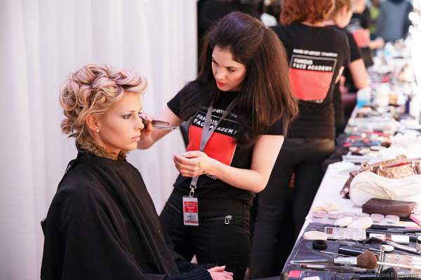 Caroline Noeding bei den Vorbereitungen - Miss Germany 2013 - Backstage