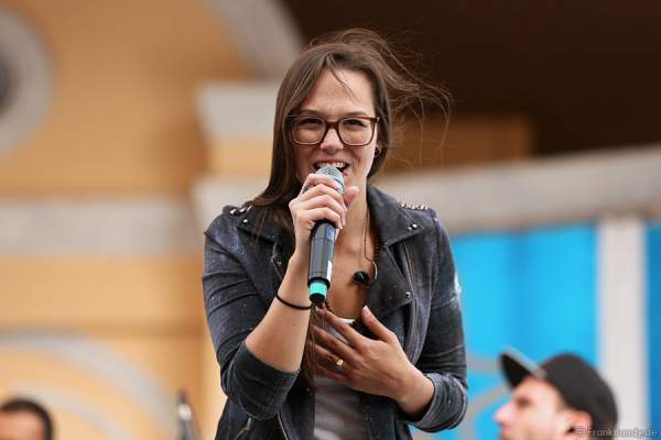 Unplugged-Konzert von Stefanie Heinzmann beim 20. Geburtstag des Walliser Dorfs im Schweizer Themenbereich des Europa-Park
