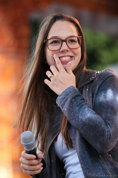 Unplugged-Konzert von Stefanie Heinzmann beim 20. Geburtstag des Walliser Dorfs im Schweizer Themenbereich des Europa-Park