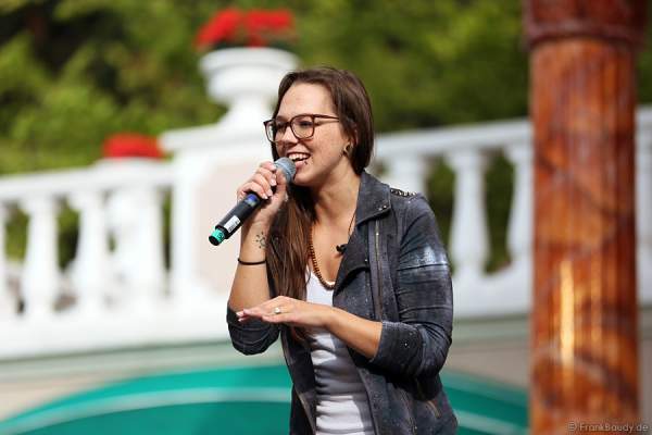 Unplugged-Konzert von Stefanie Heinzmann beim 20. Geburtstag des Walliser Dorfs im Schweizer Themenbereich des Europa-Park