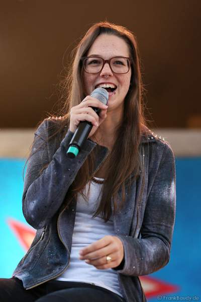 Unplugged-Konzert von Stefanie Heinzmann beim 20. Geburtstag des Walliser Dorfs im Schweizer Themenbereich des Europa-Park