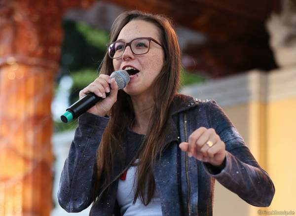 Unplugged-Konzert von Stefanie Heinzmann beim 20. Geburtstag des Walliser Dorfs im Schweizer Themenbereich des Europa-Park