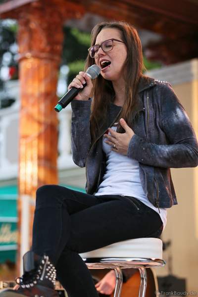 Unplugged-Konzert von Stefanie Heinzmann beim 20. Geburtstag des Walliser Dorfs im Schweizer Themenbereich des Europa-Park