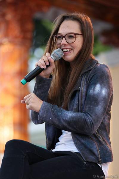 Unplugged-Konzert von Stefanie Heinzmann beim 20. Geburtstag des Walliser Dorfs im Schweizer Themenbereich des Europa-Park