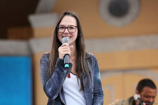 Unplugged-Konzert von Stefanie Heinzmann beim 20. Geburtstag des Walliser Dorfs im Schweizer Themenbereich des Europa-Park