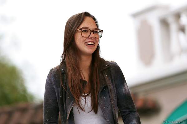 Unplugged-Konzert von Stefanie Heinzmann beim 20. Geburtstag des Walliser Dorfs im Schweizer Themenbereich des Europa-Park