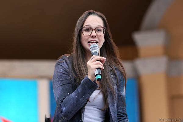 Unplugged-Konzert von Stefanie Heinzmann beim 20. Geburtstag des Walliser Dorfs im Schweizer Themenbereich des Europa-Park