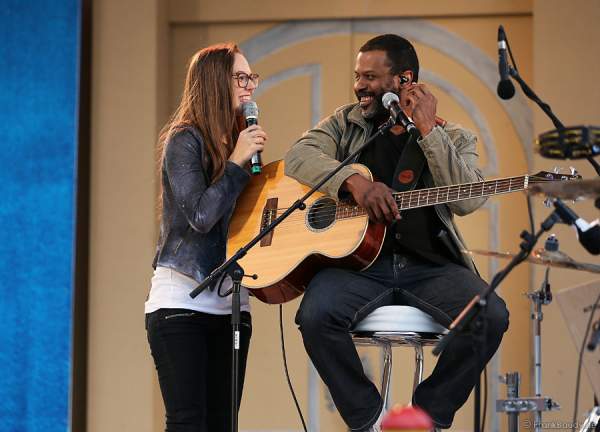Unplugged-Konzert von Stefanie Heinzmann beim 20. Geburtstag des Walliser Dorfs im Schweizer Themenbereich des Europa-Park