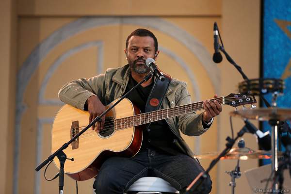 Unplugged-Konzert von Stefanie Heinzmann beim 20. Geburtstag des Walliser Dorfs im Schweizer Themenbereich des Europa-Park