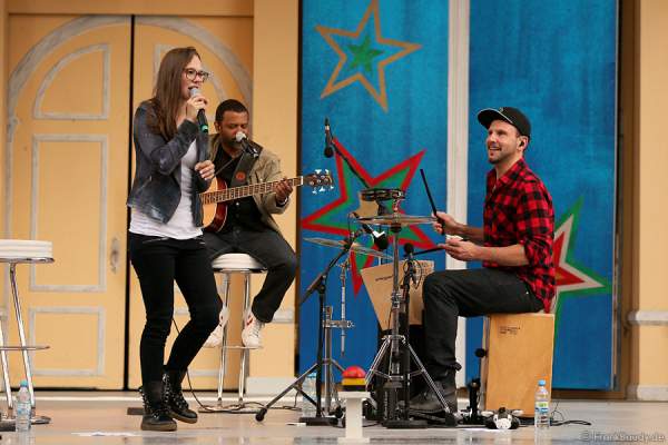 Unplugged-Konzert von Stefanie Heinzmann beim 20. Geburtstag des Walliser Dorfs im Schweizer Themenbereich des Europa-Park