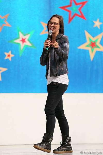 Unplugged-Konzert von Stefanie Heinzmann beim 20. Geburtstag des Walliser Dorfs im Schweizer Themenbereich des Europa-Park