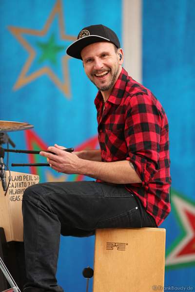 Unplugged-Konzert von Stefanie Heinzmann beim 20. Geburtstag des Walliser Dorfs im Schweizer Themenbereich des Europa-Park