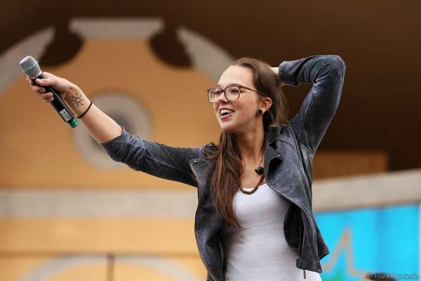 Unplugged-Konzert von Stefanie Heinzmann beim 20. Geburtstag des Walliser Dorfs im Schweizer Themenbereich des Europa-Park