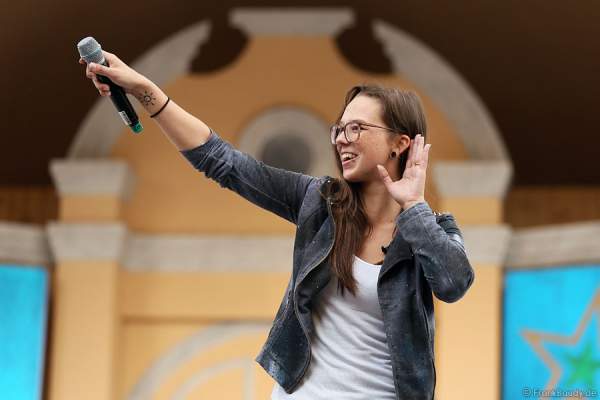 Unplugged-Konzert von Stefanie Heinzmann beim 20. Geburtstag des Walliser Dorfs im Schweizer Themenbereich des Europa-Park