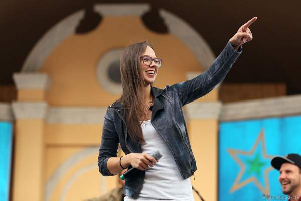 Unplugged-Konzert von Stefanie Heinzmann beim 20. Geburtstag des Walliser Dorfs im Schweizer Themenbereich des Europa-Park