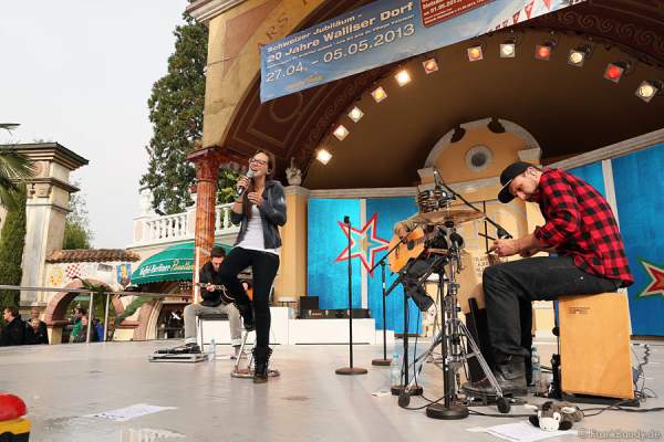 Unplugged-Konzert von Stefanie Heinzmann beim 20. Geburtstag des Walliser Dorfs im Schweizer Themenbereich des Europa-Park