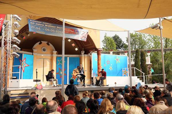 Unplugged-Konzert von Stefanie Heinzmann beim 20. Geburtstag des Walliser Dorfs im Schweizer Themenbereich des Europa-Park