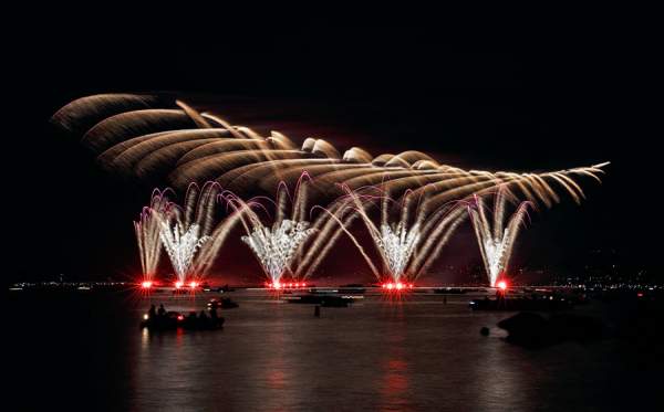 Feuerwerk mit Helikopter beim Züri Fäscht 2013
