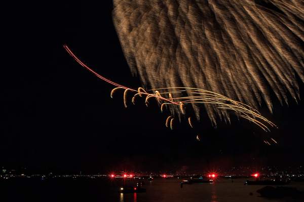 Feuerwerk mit Helikopter beim Züri Fäscht 2013