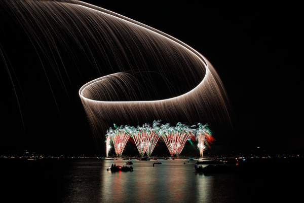 Feuerwerk mit Helikopter beim Züri Fäscht 2013