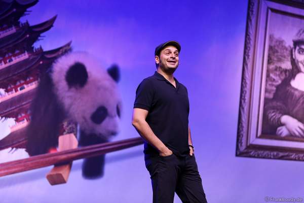 Kaya Yanar bei seiner Show Around the World