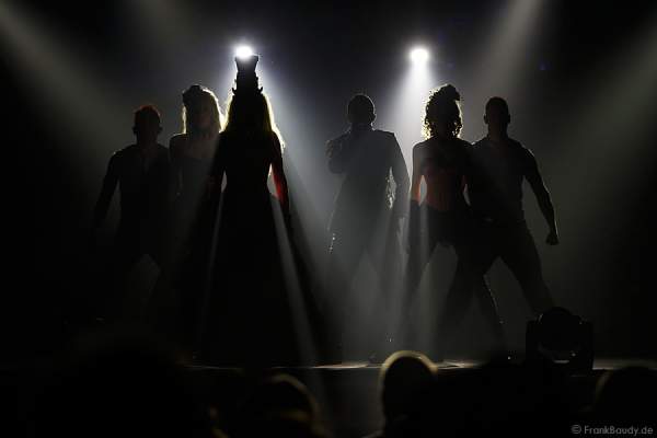 Nancy Baumann, DJ BoBo und die Künsler bei der Weltpremiere der Show CIRCUS