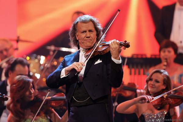 André Rieu mit seinem Orchester bei Verstehen Sie Spaß? live aus der Baden-Arena Offenburg 2013