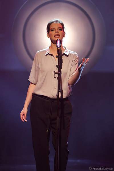 Yvonne Catterfeld bei Verstehen Sie Spaß? live aus der Baden-Arena Offenburg 2013