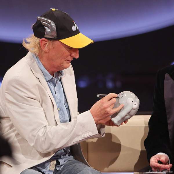 Otto Waalkes signiert Ottifanten bei Verstehen Sie Spaß? live aus der Baden-Arena Offenburg 2013