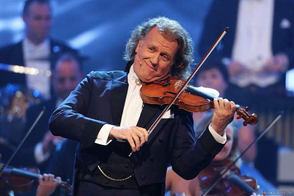 André Rieu mit seinem Orchester bei Verstehen Sie Spaß? live aus der Baden-Arena Offenburg 2013