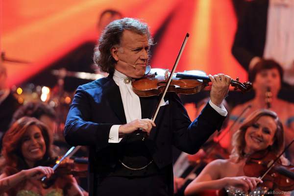 André Rieu mit seinem Orchester bei Verstehen Sie Spaß? live aus der Baden-Arena Offenburg 2013