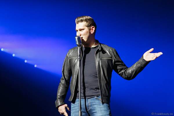 Sebastian Raetzel von der Rock'n'Roll-Band The Baseballs bei AIDA Night of the Proms 2013 – SAP Arena Mannheim