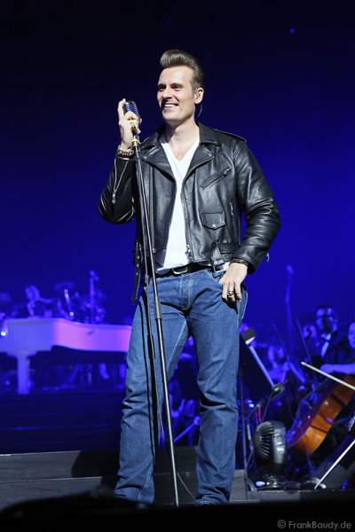 Sven Budja von der Rock'n'Roll-Band The Baseballs bei AIDA Night of the Proms 2013 – SAP Arena Mannheim