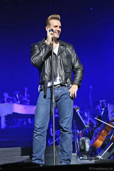 Sven Budja von der Rock'n'Roll-Band The Baseballs bei AIDA Night of the Proms 2013 – SAP Arena Mannheim