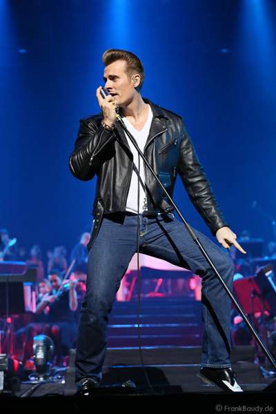 Sven Budja von der Rock'n'Roll-Band The Baseballs bei AIDA Night of the Proms 2013 – SAP Arena Mannheim