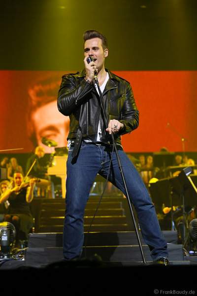 Sven Budja von der Rock'n'Roll-Band The Baseballs bei AIDA Night of the Proms 2013 – SAP Arena Mannheim