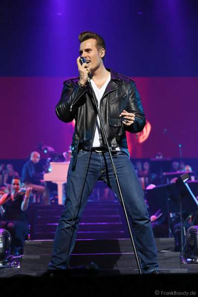 Sven Budja von der Rock'n'Roll-Band The Baseballs bei AIDA Night of the Proms 2013 – SAP Arena Mannheim