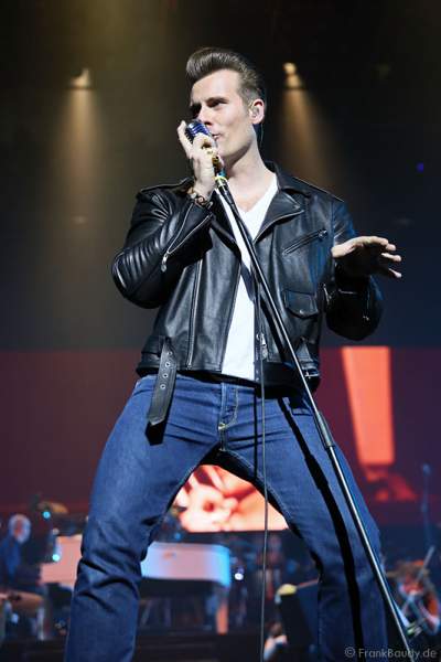 Sven Budja von der Rock'n'Roll-Band The Baseballs bei AIDA Night of the Proms 2013 – SAP Arena Mannheim