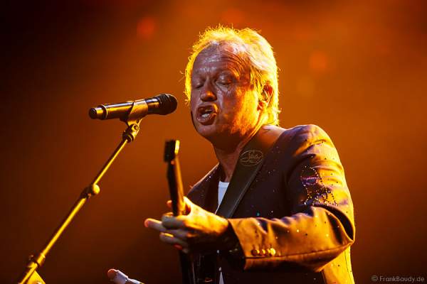 Funk-Bassist und Sänger der Musikgruppe Level 42 Mark King bei AIDA Night of the Proms 2013 – SAP Arena Mannheim