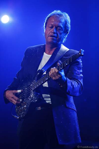 Funk-Bassist und Sänger der Musikgruppe Level 42 Mark King bei AIDA Night of the Proms 2013 – SAP Arena Mannheim