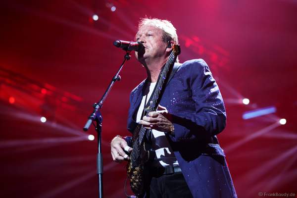 Funk-Bassist und Sänger der Musikgruppe Level 42 Mark King bei AIDA Night of the Proms 2013 – SAP Arena Mannheim