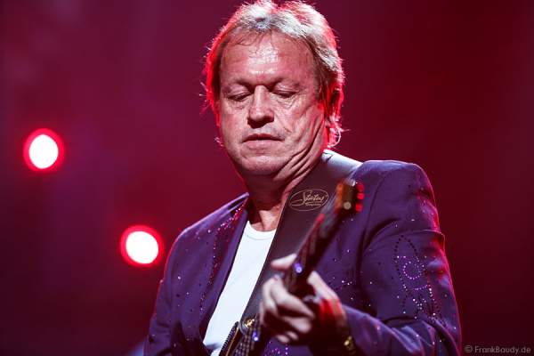 Funk-Bassist und Sänger der Musikgruppe Level 42 Mark King bei AIDA Night of the Proms 2013 – SAP Arena Mannheim