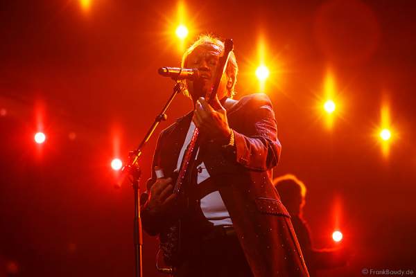 Funk-Bassist und Sänger der Musikgruppe Level 42 Mark King bei AIDA Night of the Proms 2013 – SAP Arena Mannheim