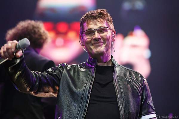 Sänger und Frontmann Morten Harket der Popband a-ha bei AIDA Night of the Proms 2013