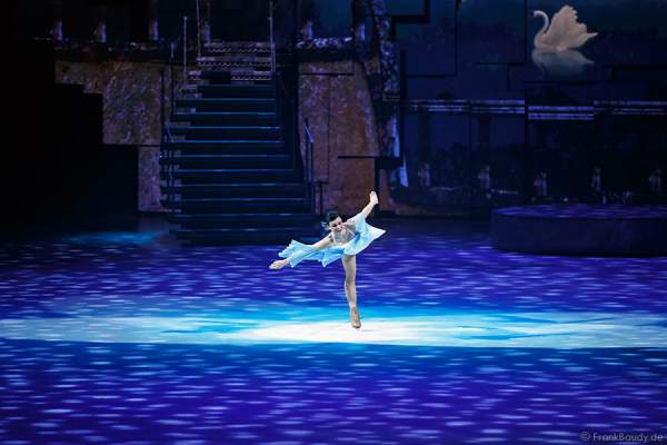 Eiskunstläuferin MacKenzie Crawford bei Holiday on Ice - PLATINUM