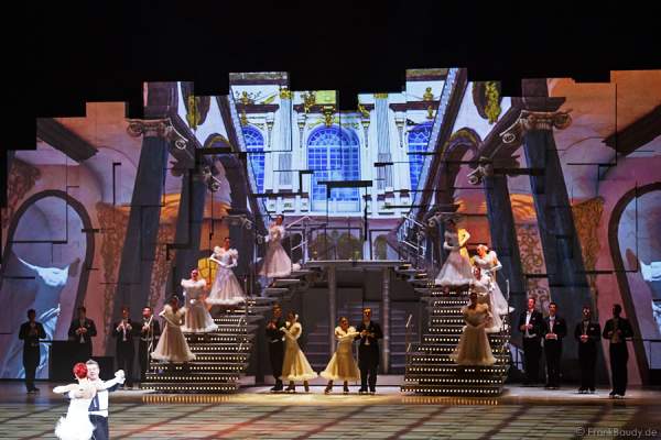 Daria Perminova & Evgeny Belyanin bei Holiday on Ice - PLATINUM