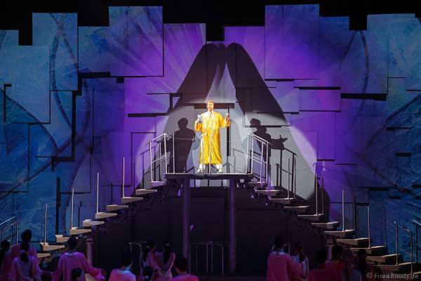 Norbert Schramm bei HOLIDAY ON ICE Show PLATINUM