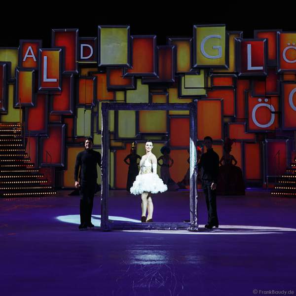 Eiskunstläuferin MacKenzie Crawford bei Holiday on Ice - PLATINUM