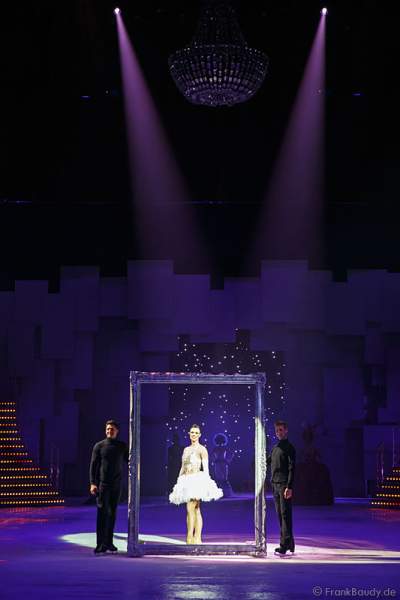 Eiskunstläuferin MacKenzie Crawford bei Holiday on Ice - PLATINUM